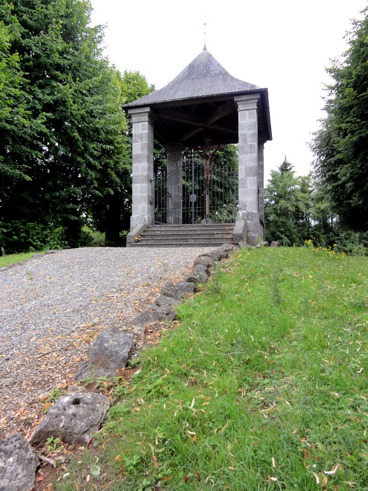 Glageon (Nord, Fr) calvaire - oratoire sur la hauteur