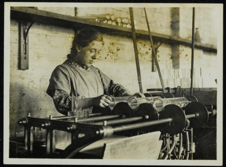 Glass factory near Birmingham. British women glass workers in the Midlands. Girl, Bestanddeelnr 158-0038