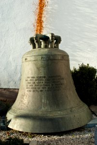 Glocke vor der Vomper Kirche