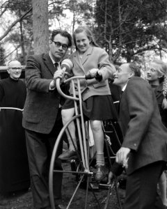 Godfried Bomans heeft in Linnaeushof te Bennebroek speeltuin geopend, Bestanddeelnr 915-1631