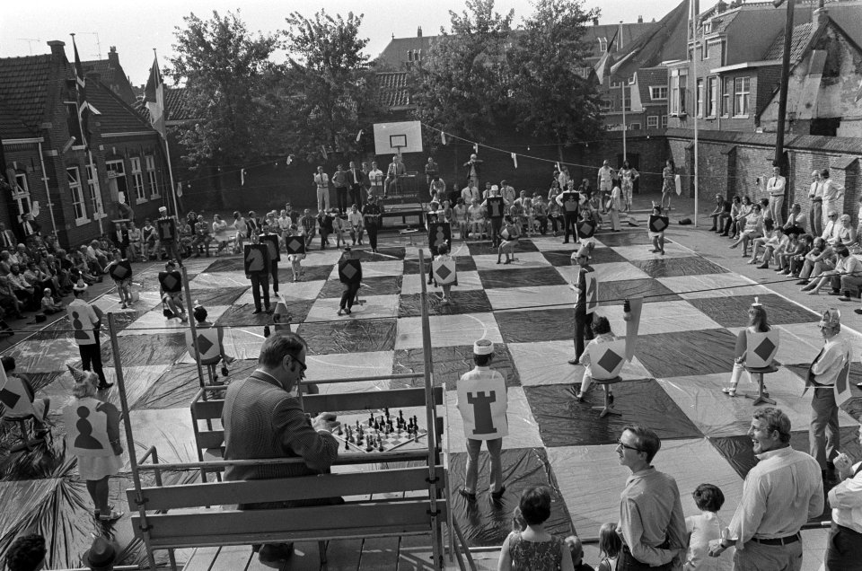 Godfried Bomans en dr. Max Euwe spelen schaakspel met levende stukken, Haarlem , Bestanddeelnr 923-7911
