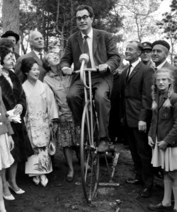 Godfried Bomans heeft in Linnaeushof te Bennebroek speeltuin geopend Godfried o, Bestanddeelnr 915-1626