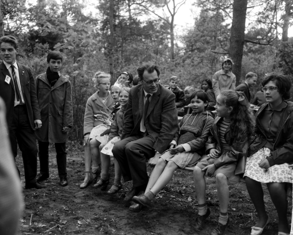 Godfried Bomans heeft in Linnaeushof te Bennebroek speeltuin geopend Bomans tus, Bestanddeelnr 915-1627