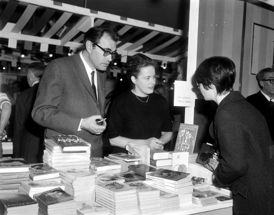 Godfried Bomans en Hella S. Haasse in de kraam, Bestanddeelnr 918-9889