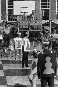 Godfried Bomans en dr. Max Euwe spelen schaakspel met levende stukken, Haarlem, Bestanddeelnr 923-7917