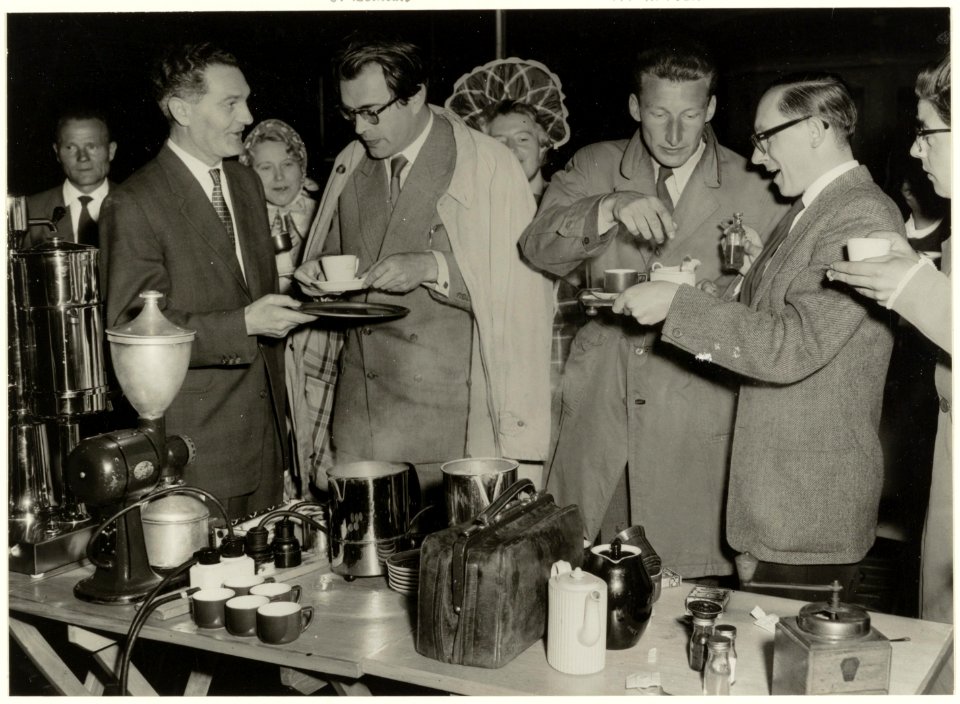 Godfried Bomans en Harry Mulisch jureren een koffiezetwedstrijd op de Grote Markt, georganiseerd door de koffieclub. NL-HlmNHA 54005163