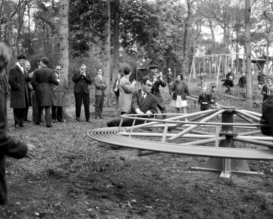 Godfried Bomans heeft in Linnaeushof te Bennebroek speeltuin geopend Bomans op , Bestanddeelnr 915-1628