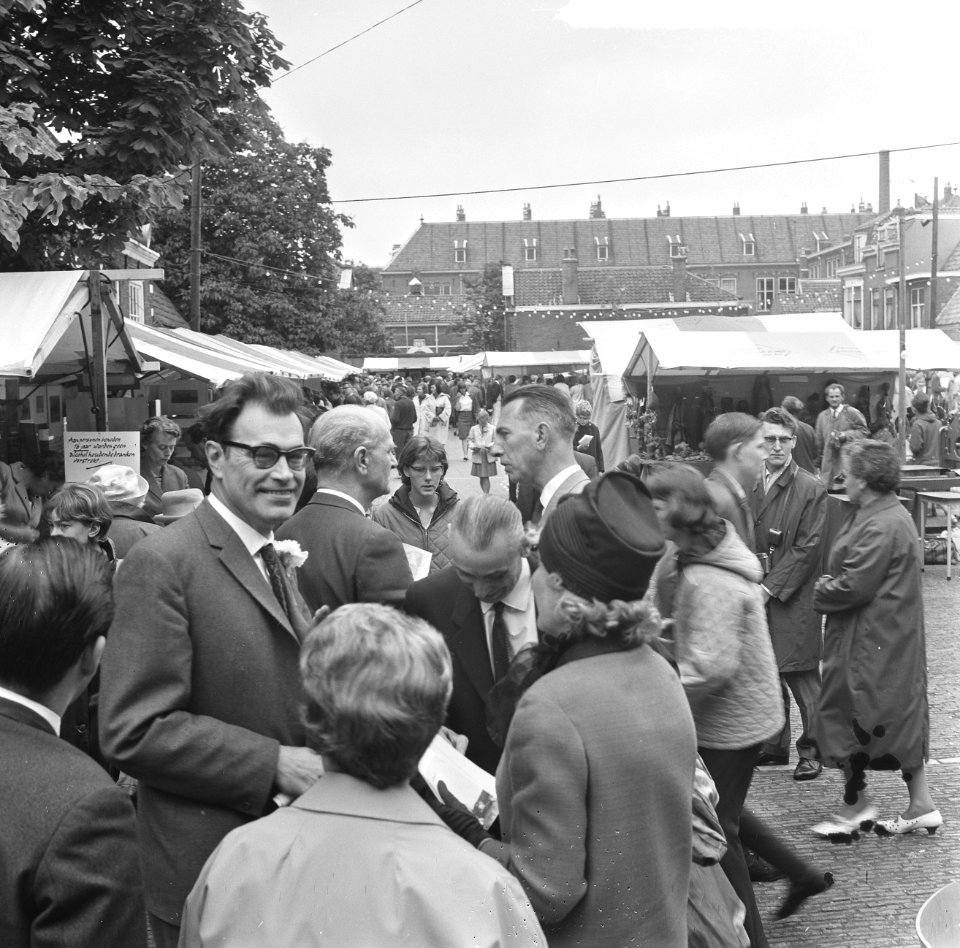 Godfried Bomans opent kunstmarkt te Haarlem, Godfried Bomans, Bestanddeelnr 917-8557