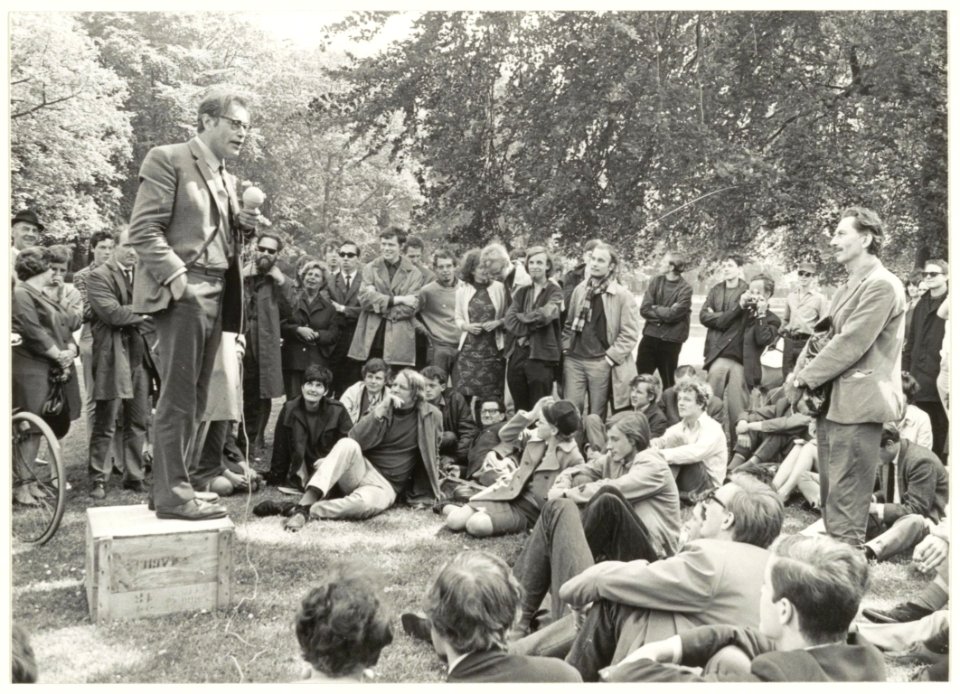 Godfried Bomans spreekt tot het publiek op het Vlooienveld in de Haarlemmerhout. NL-HlmNHA 54016633