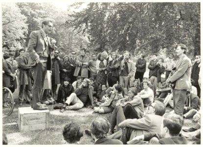 Godfried Bomans spreekt tot het publiek op het Vlooienveld in de Haarlemmerhout. NL-HlmNHA 54016633