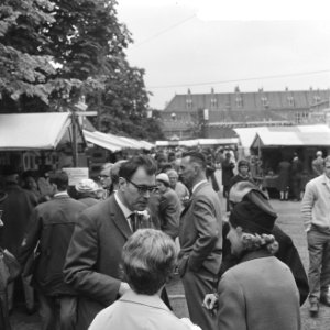 Godfried Bomans opent kunstmarkt te Haarlem, Godfried Bomans, Bestanddeelnr 917-8558