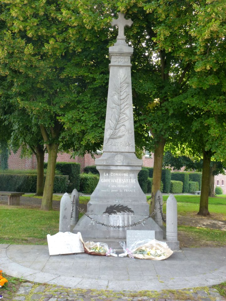 Godewaersvelde (Nord, Fr) Monument aux morts