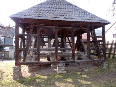 Glockenstuhl neben der Kirche in Eichfeld (Rudolstadt)