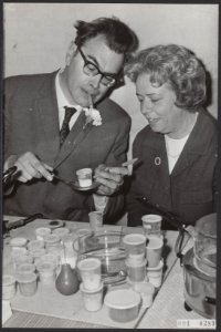 Godfried Bomans opent de tweede Haarlemse Kunstmarkt in de Stadsdoelen te Haarl…, Bestanddeelnr 094-0289