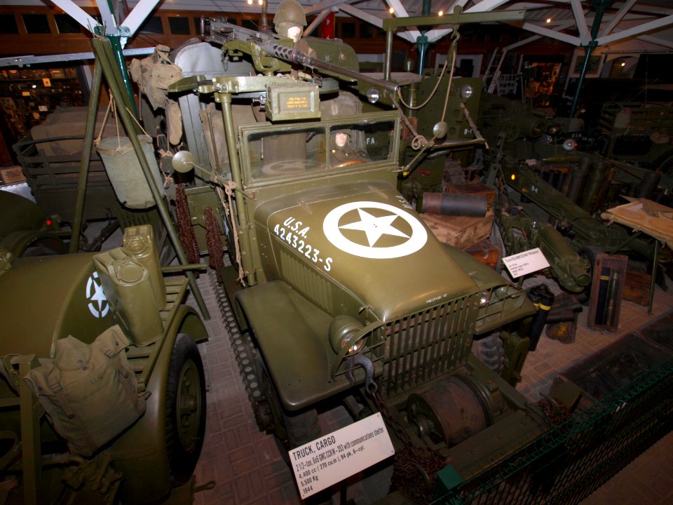 GMC CCKW-353 (6x6) with communication shelter pic3