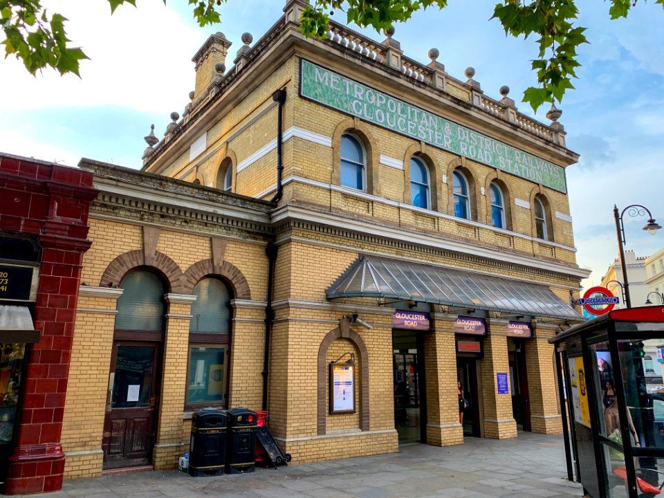 Gloucester Road M&D tube entrance 2020