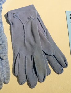 Gloves, designer unknown, c. 1950, natural fiber, glass beads - Musée de la mode - Montreal, Canada - DSC07274 photo