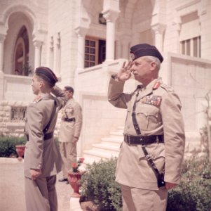 Glubb Pasha en koning Hussein bij een parade van de erewacht van het Arab Legion, Bestanddeelnr 255-9819