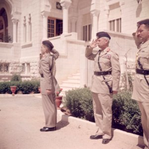 Glubb Pasha en koning Hussein bij een parade van de erewacht van het Arab Legion, Bestanddeelnr 255-9821
