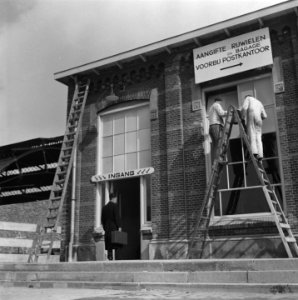 Glazenzetters aan het werk bij het oude Postkantoor bij het station, Bestanddeelnr 901-7265
