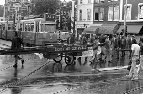 Glazenwassers van gemeente Amsterdam demonstreren tegen tariefsverlaging, Bestanddeelnr 927-4128