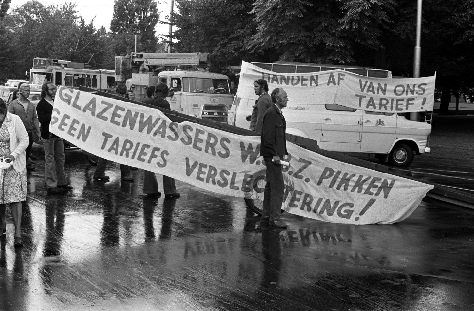 Glazenwassers van gemeente Amsterdam demonstreren tegen tariefsverlaging, Bestanddeelnr 927-4129