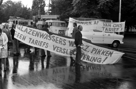 Glazenwassers van gemeente Amsterdam demonstreren tegen tariefsverlaging, Bestanddeelnr 927-4129