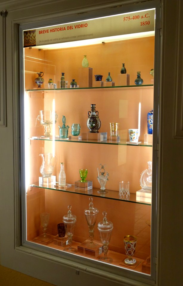 Glassware display, brief history 575 BC to 1850 AD - Museo Nacional de Artes Decorativas - Madrid, Spain - DSC08238