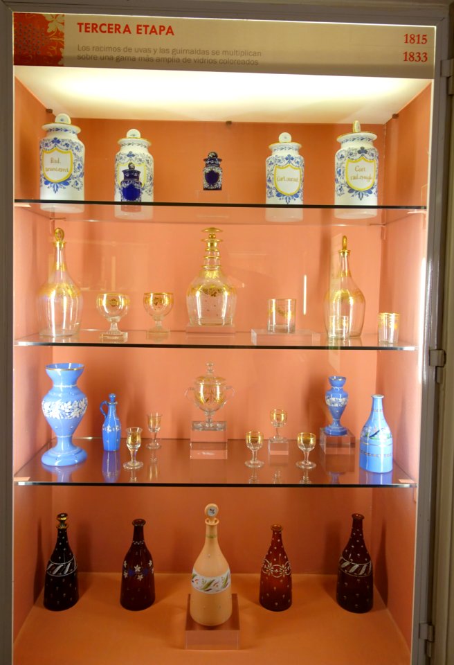 Glassware display, Period 3, 1815-1833 AD - Museo Nacional de Artes Decorativas - Madrid, Spain - DSC08278
