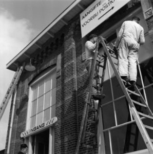 Glaszetters aan het werk bij het oude Postkantoor bij het station, Bestanddeelnr 901-7258