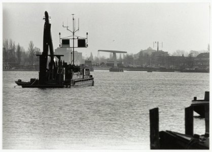 Glasvezelkabellegger t.b.v. PTT Telecom in het Spaarne met op de achtergrond de koepelgevangenis. NL-HlmNHA 54034167