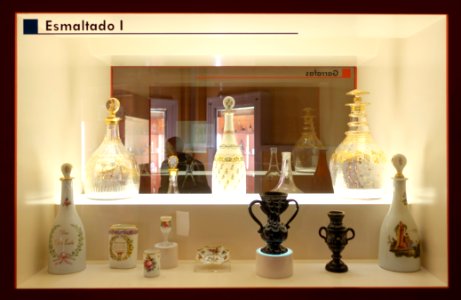Glassware display, Esmaltado - Museo Nacional de Artes Decorativas - Madrid, Spain - DSC08283