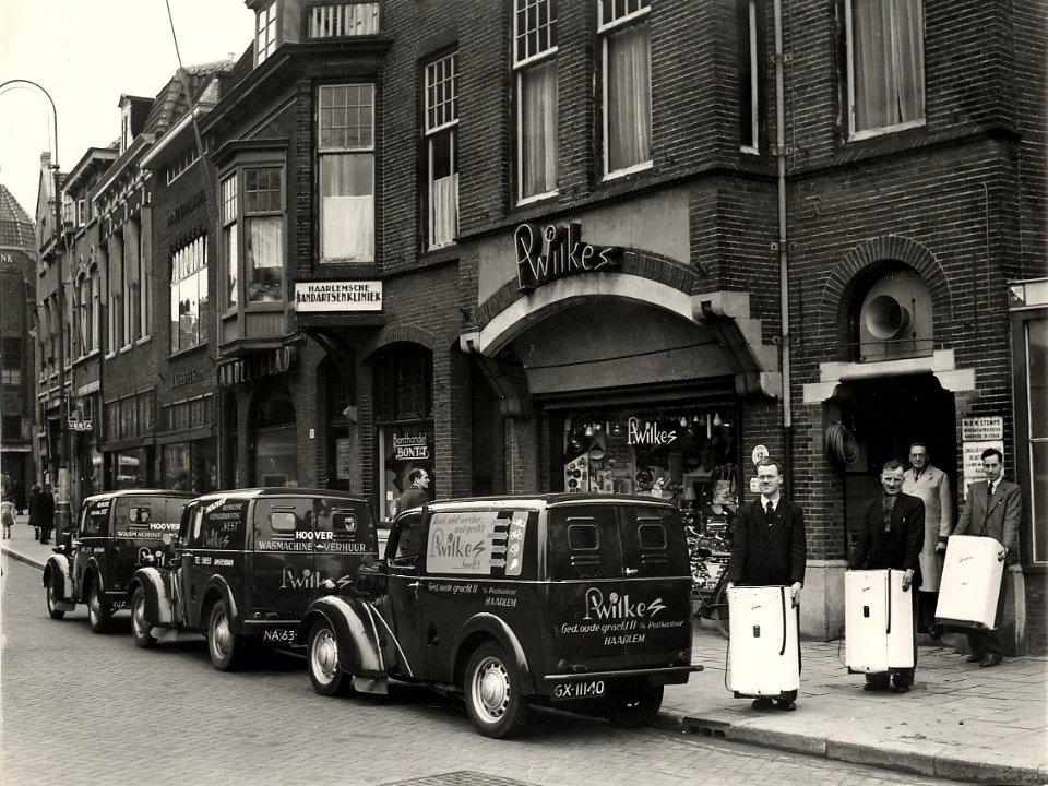 Gedempte Oude Gracht 1 - 11. De winkel met verlichtingsartikelen, electra en radio van P. Wilkes, tevens kon je hier een wasmachine huren. Aangekocht in 1977 van fotograaf C. de Boer. Identi, NL-HlmNHA 54004078