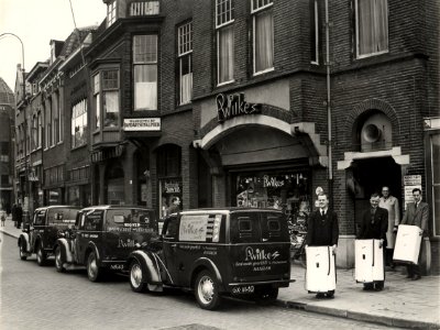 Gedempte Oude Gracht 1 - 11. De winkel met verlichtingsartikelen, electra en radio van P. Wilkes, tevens kon je hier een wasmachine huren. Aangekocht in 1977 van fotograaf C. de Boer. Identi, NL-HlmNHA 54004078