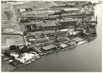 Gedeelte van de Waarderpolder, ziende naar het zuiden, met de fabriek van Conrad Stork. NL-HlmNHA 54010177