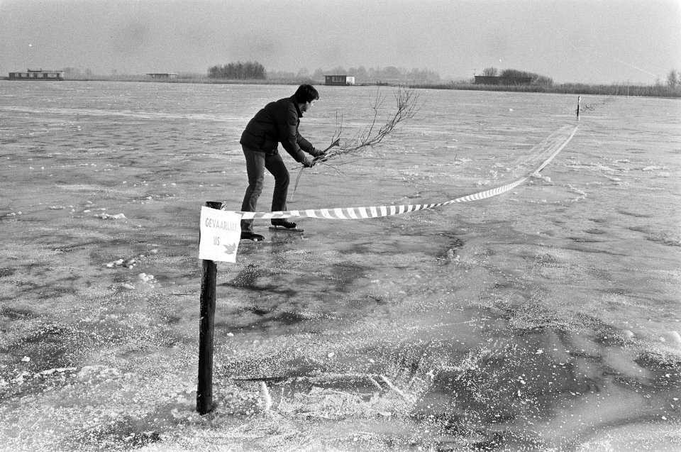 Gedeelte Kagerplas door poltie afgezet omdat het ijs te gevaarlijk is. Schaatser, Bestanddeelnr 931-9088