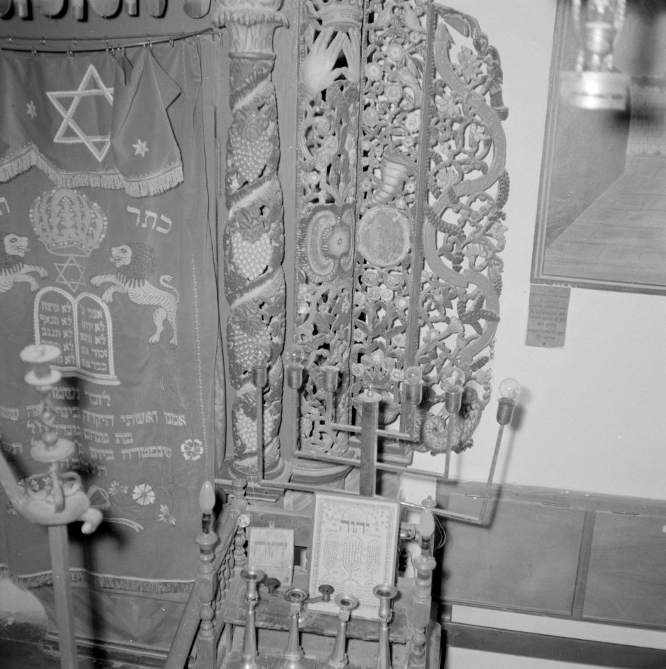 Gedeelte van de Heilige Arke van de Ashkenazi HaArisynagoge te Safad (Safed) met, Bestanddeelnr 255-4032