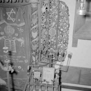 Gedeelte van de Heilige Arke van de Ashkenazi HaArisynagoge te Safad (Safed) met, Bestanddeelnr 255-4032