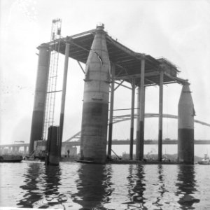 Gedeelte booreiland naar Schiedam versleept, het booreila met de Van Brienenoord, Bestanddeelnr 918-1759