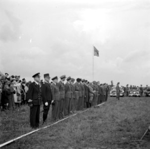 Gedecoreerden in afwachting van de komst van koningin Wilhelmina, Bestanddeelnr 255-7720