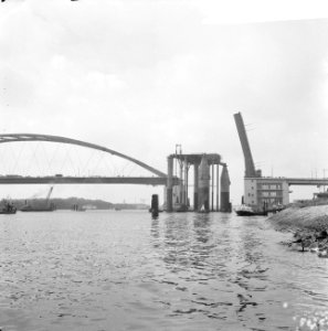 Gedeelte booreiland naar Schiedam versleept, Bestanddeelnr 918-1760