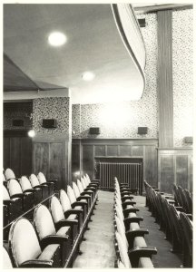 Gedeelte van het zaal-interieur van de bioscoop Cinema Palace, ziende naar het noorden. NL-HlmNHA 54031622