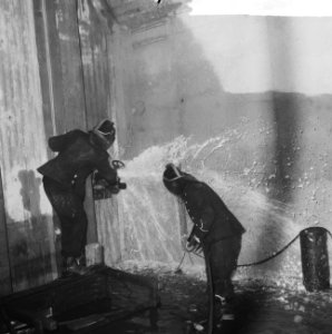 Gedeelte Coentunnel onder water, brandweerlieden bij het lek, Bestanddeelnr 918-1360