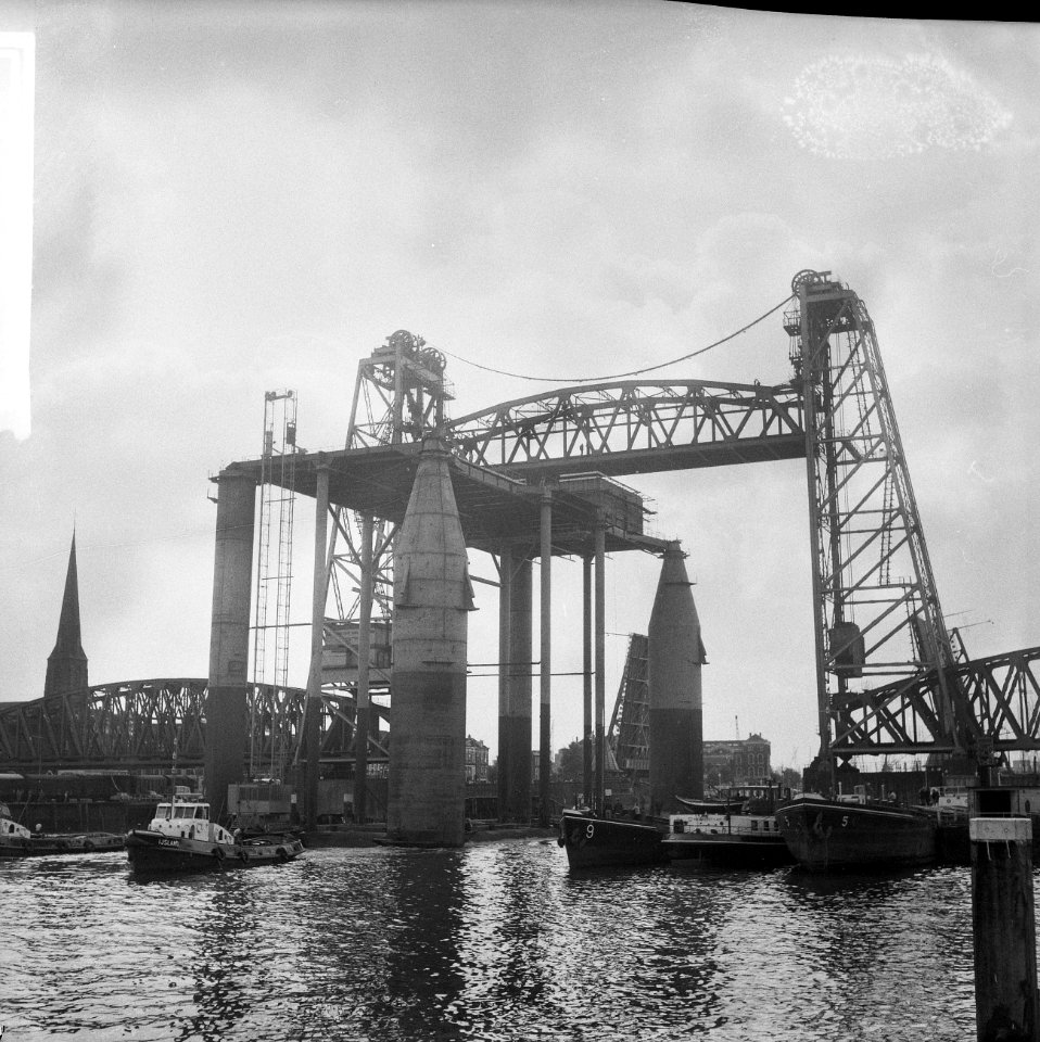Gedeelte booreiland naar Schiedam versleept, hier bij de Maasbruggen, Bestanddeelnr 918-1758