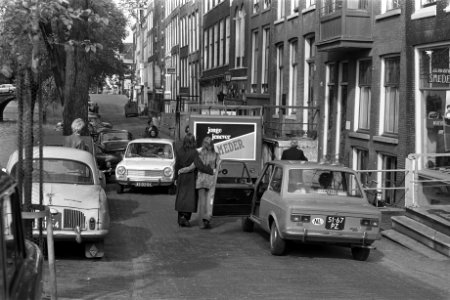 Gedeelte van Reguliersgracht heeft troittoirs gekregen Amsterdam, wandelaars tus, Bestanddeelnr 924-9793