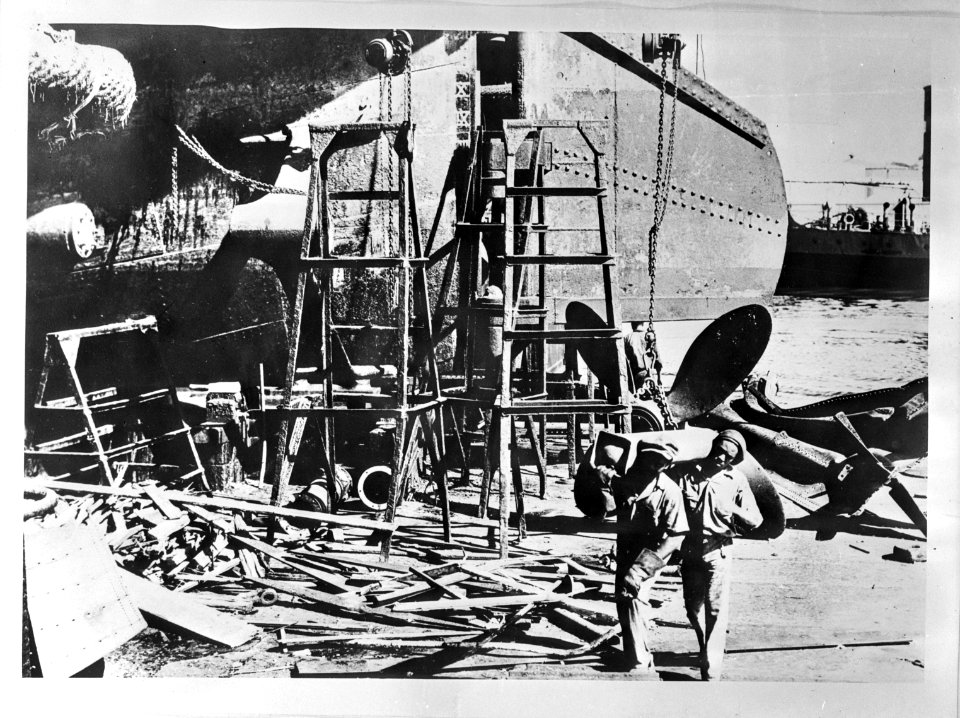 Geallieerd schip in de haven van Willemstad wordt gerepareerd, Bestanddeelnr 935-1170