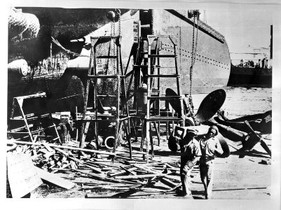 Geallieerd schip in de haven van Willemstad wordt gerepareerd, Bestanddeelnr 935-1170