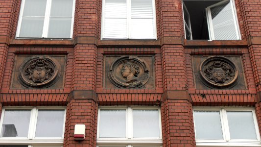 Gdańsk Victoriaschule (płaskorzeźby)