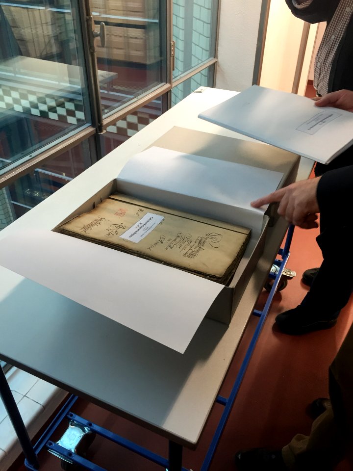 Geöffnete Kiste mit Archivgut - Sächsisches Staatsarchiv Dresden