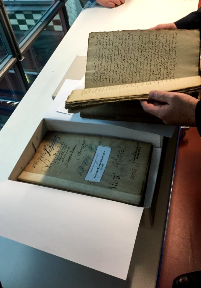 Geöffnete Kiste mit Archivgut - Sächsisches Staatsarchiv Dresden 3